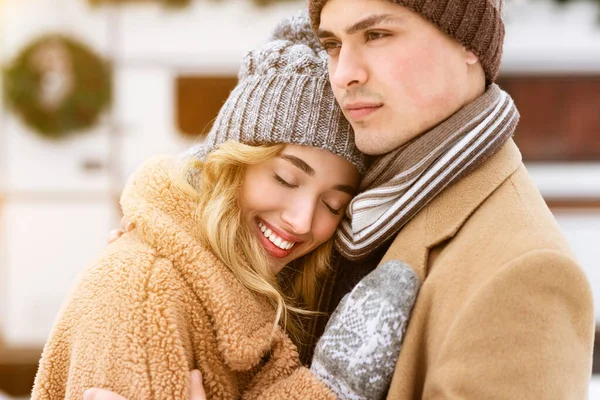 Romantisch meisje leunend op haar vriendjes borst tijdens winter date buiten — Stockfoto