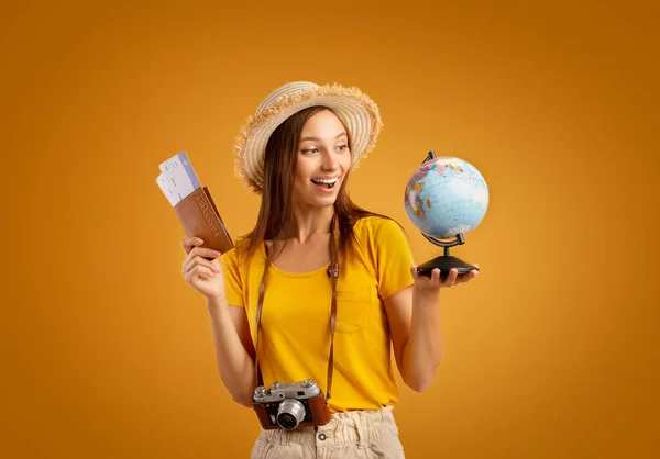 Ragazza eccitata con passaporto, biglietti, globo e macchina fotografica — Foto Stock