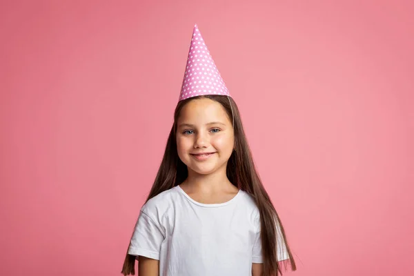 Gelukkige verjaardag. Glimlachend klein meisje met pet en wit t-shirt — Stockfoto