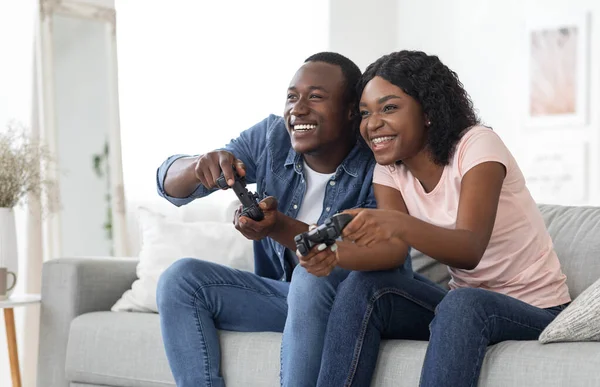 Emocional casal africano jogar jogos de vídeo na sala de estar — Fotografia de Stock