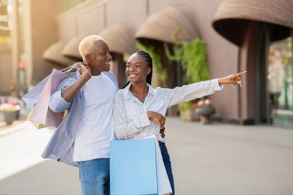 Mooi Afrikaans Amerikaans paar genieten van winkelen en zie nieuwe branding boutique — Stockfoto