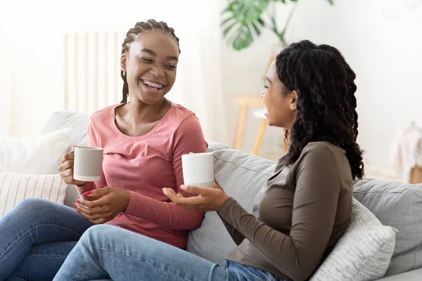 Jovens mulheres africanas se divertindo em casa — Fotografia de Stock