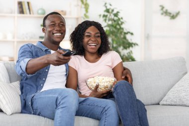 Mutlu siyah aile evde film izliyor.