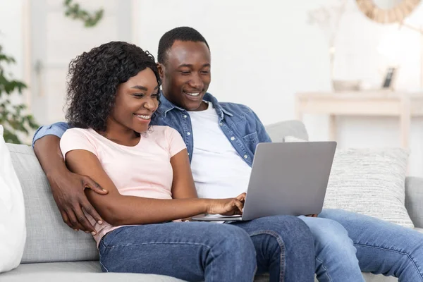 Joyful homem preto e mulher assistindo fotos no laptop — Fotografia de Stock