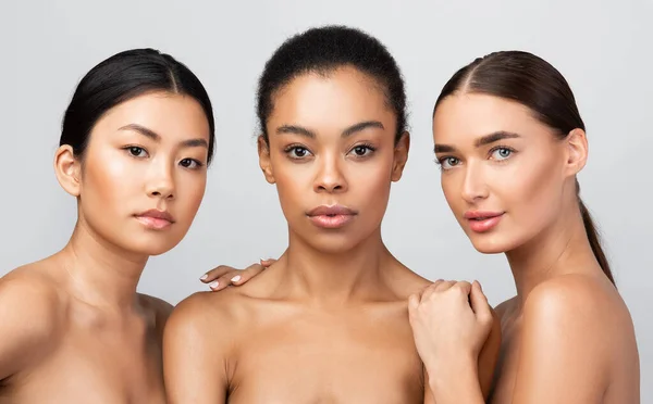 Tre sensuali ragazze multiculturali in posa senza maglietta in piedi insieme, Studio Shot — Foto Stock