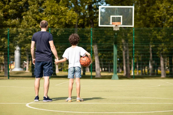 Άνθρωπος που ποζάρει με τον γιο του στο γήπεδο μπάσκετ — Φωτογραφία Αρχείου
