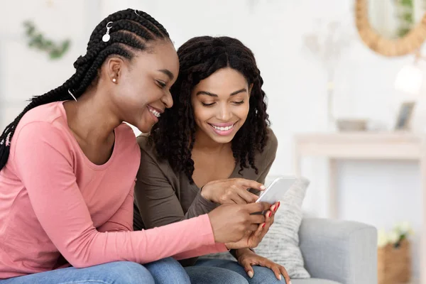 Nahaufnahme zweier afrikanischer Frauen mit Mobiltelefon — Stockfoto