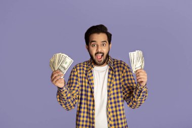 Elleri para dolu şoke olmuş Hintli adam leylak arka planda vow diye bağırıyor.