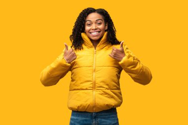 Siyah Kız İki Elle Başparmak Yukarı, Sarı Arkaplan