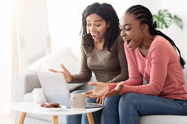 Emotionale afrikanisch-amerikanische Freundinnen blicken auf Laptop-Bildschirm — Stockfoto