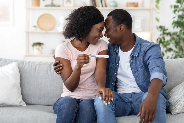 Feliz casal africano grávida com teste de gravidez em casa — Fotografia de Stock