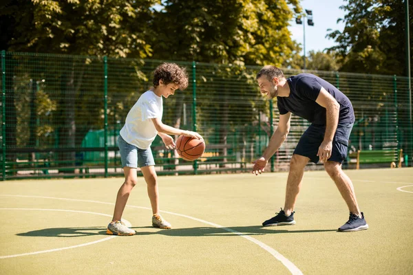 Hombre deportivo enseñando a jugar al baloncesto — Foto de Stock