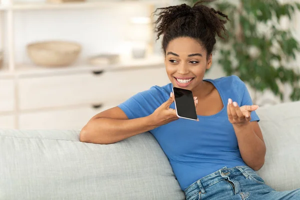 Preto menina falando no telefone usando alto-falante modo em casa — Fotografia de Stock