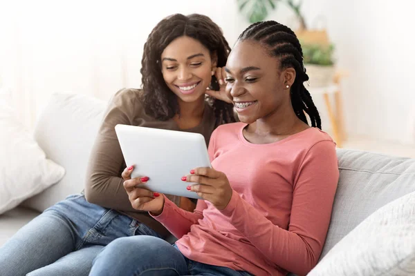 Afroamericani fidanzate utilizzando tablet digitale insieme — Foto Stock