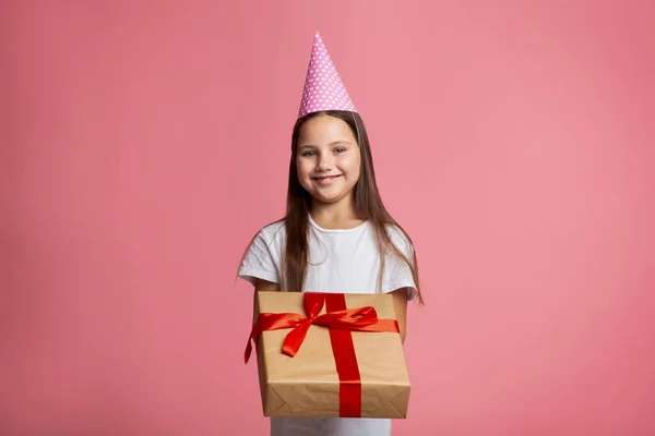 Is het voor mij. Klein kind meisje in cap houden geschenkdoos en groot — Stockfoto