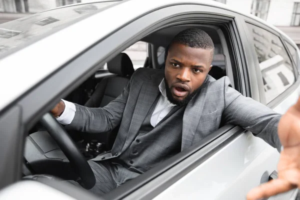 Angry black man driver gesturing and shouting while driving car — Stock Photo, Image