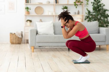 Çaresiz Afrikalı Kız Evde Kilo Ölçülerinde Bağırıyor