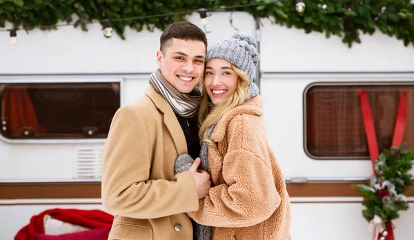 Draußen Porträt eines verliebten Paares posiert am Wintertag auf dem Campingplatz — Stockfoto