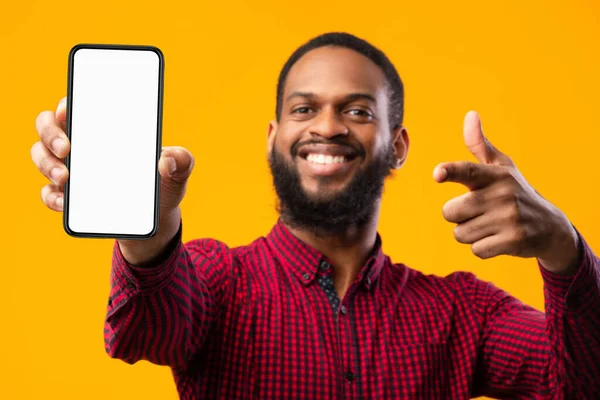 Afro man toont blanco mobiele telefoon scherm — Stockfoto