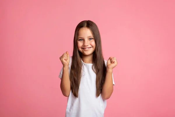 Leuk en euforisch concept. gelukkig meisje klemmen vuisten — Stockfoto