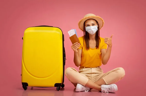 Ragazza felice con passaporto e biglietti seduti accanto ai bagagli — Foto Stock