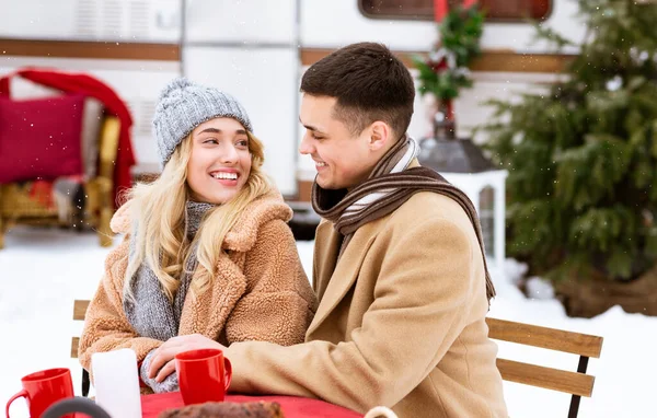 Romantisches Date auf dem Camping. Liebespaar trinkt im Freien Tee auf dem Wintercampingplatz — Stockfoto