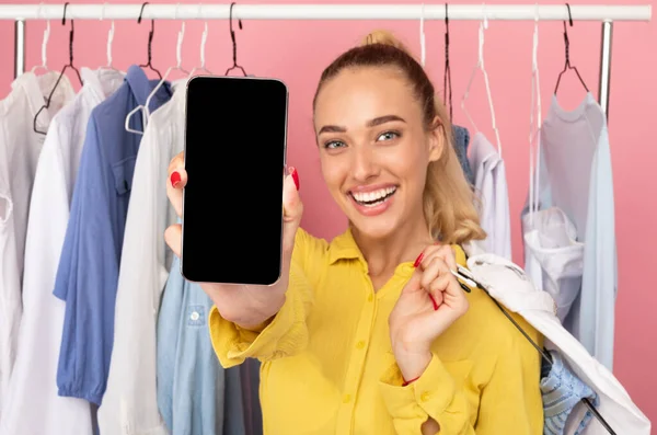 Mulher feliz mostrando tela de telefone preto para mockup — Fotografia de Stock