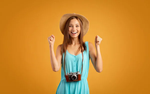 Érzelmes lány turista kamerával ökölbe szorított kézzel — Stock Fotó
