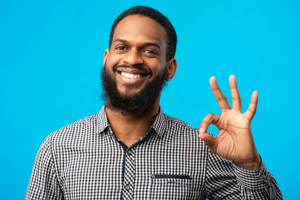 Feliz chico negro gesto ok signo y sonriendo — Foto de Stock