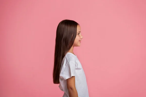 Beleza pura de jovens. Criança pequena com cabelos longos — Fotografia de Stock