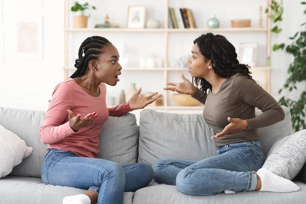 Mad african girls screaming at each other at home — Stock Photo, Image