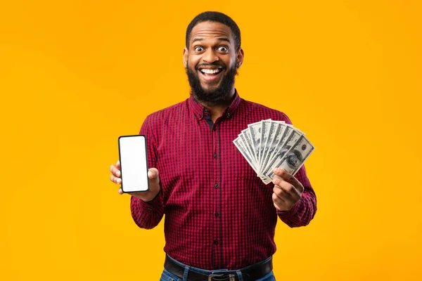 Афро хлопець тримає мобільний телефон і купу грошей — стокове фото