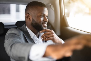 Yakışıklı siyah adam taksiyle ofise gidiyor.