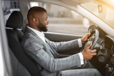 Yakışıklı siyahi işadamı işten sonra eve dönüyor.