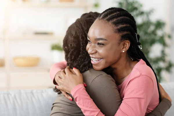 Amigas americanas africanas bonitas abraçando em casa — Fotografia de Stock