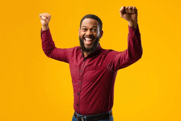 Retrato de homem afro feliz gritando com punhos levantados — Fotografia de Stock