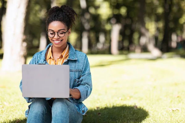 Afro-Amerikan Öğrenci Kız Bilgisayar Kullanıyor Park 'ta Oturuyor — Stok fotoğraf
