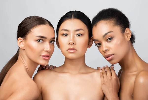 Asiatiska, afrikanska och kaukasiska modeller flickor Posing Shirtless, Studio Skott — Stockfoto