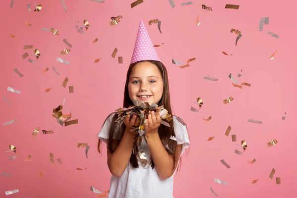 Festa de crianças. Menina criança feliz em boné, segura confete — Fotografia de Stock