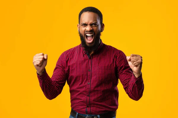 Портрет афро-чоловіка кричить з піднятими кулаками — стокове фото