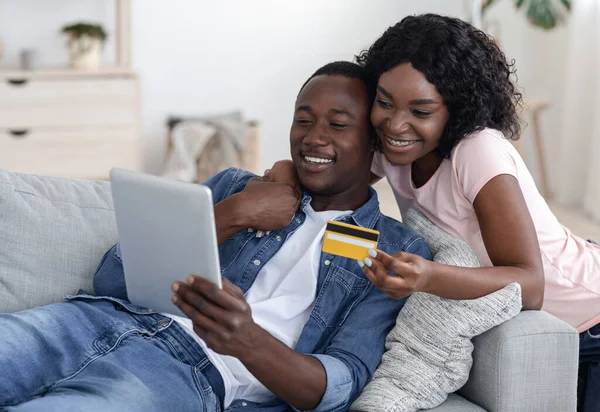 Glückliches Ehepaar mit digitalem Tablet kauft Möbel online — Stockfoto