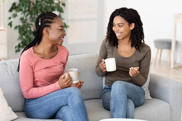 Two black girls spending time together at home — Stock Photo, Image