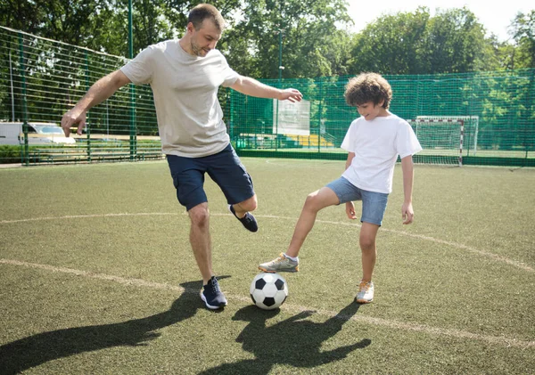 Sportive dad playing soccer with his son — Stock Photo, Image