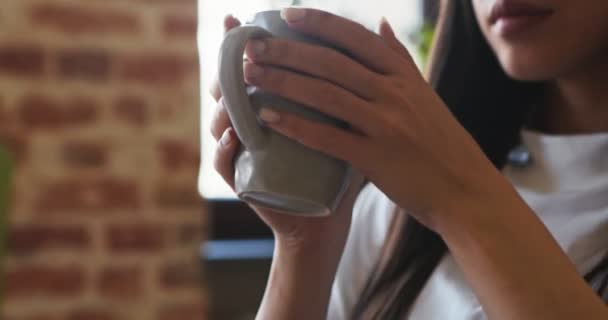 トラッキングショットの若いですアジアの女の子取りカップと飲み物コーヒー — ストック動画