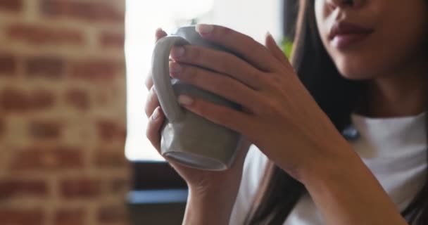 Close up portret azjatyckiej dziewczyny korzystających aromatycznej kawy — Wideo stockowe