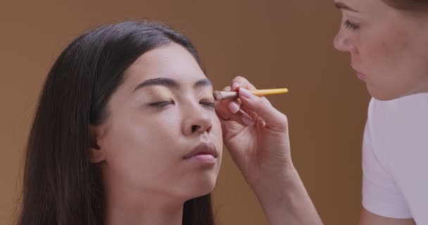Beauty master podejmowania profesjonalny makijaż dla Azji dziewczyna — Wideo stockowe
