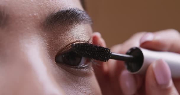 Make-up umělec nanášení řasenky na asijské dívky řasy — Stock video