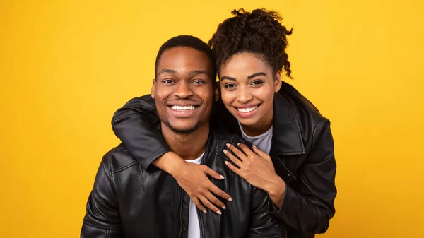 Loving Black Couple knuffelen poseren over gele studio achtergrond, Panorama — Stockfoto