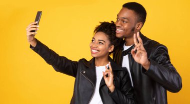 Afrikalı Çift Selfie Çekiyor Zafer işareti, Panorama, Stüdyo Çekimi