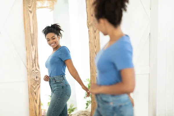 Alegre delgada negra chica mirando a la reflexión en espejo interior —  Fotos de Stock